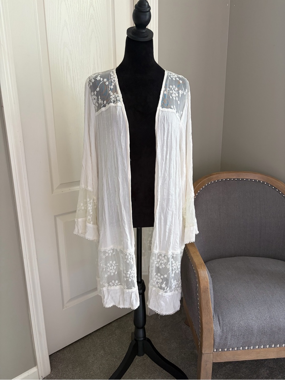 Knox Rose White Sheer Embroidered Kimono
